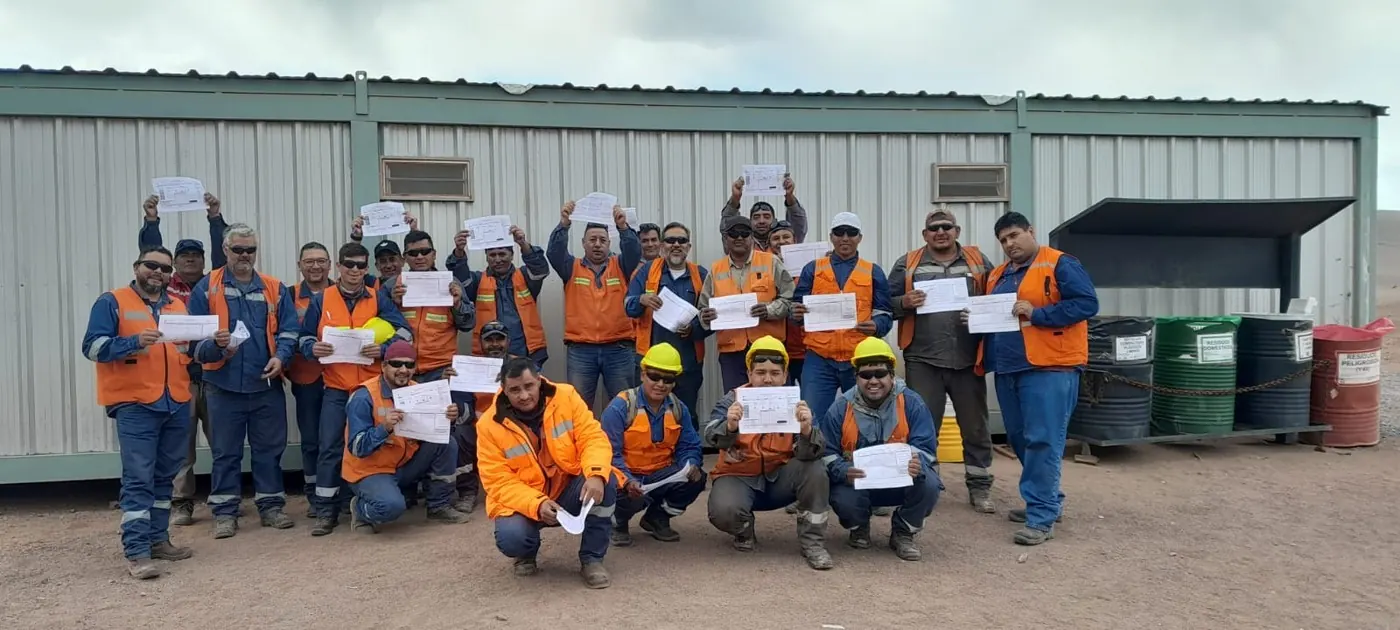 Cuadrilla de trabajo desplazándose en obra