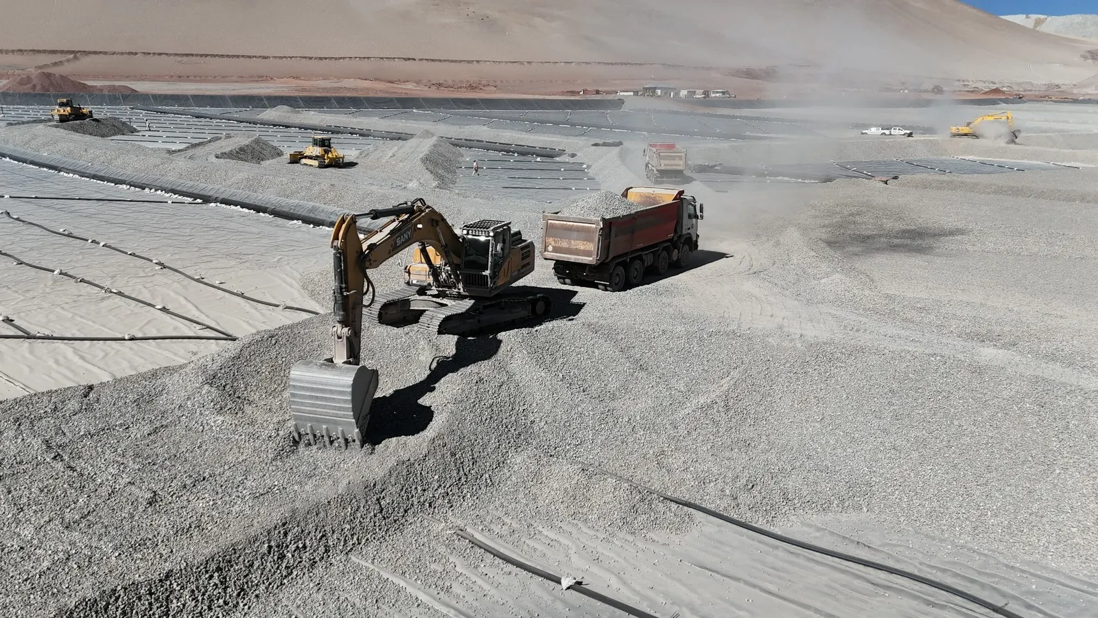 Excavadora en frente de trabajo