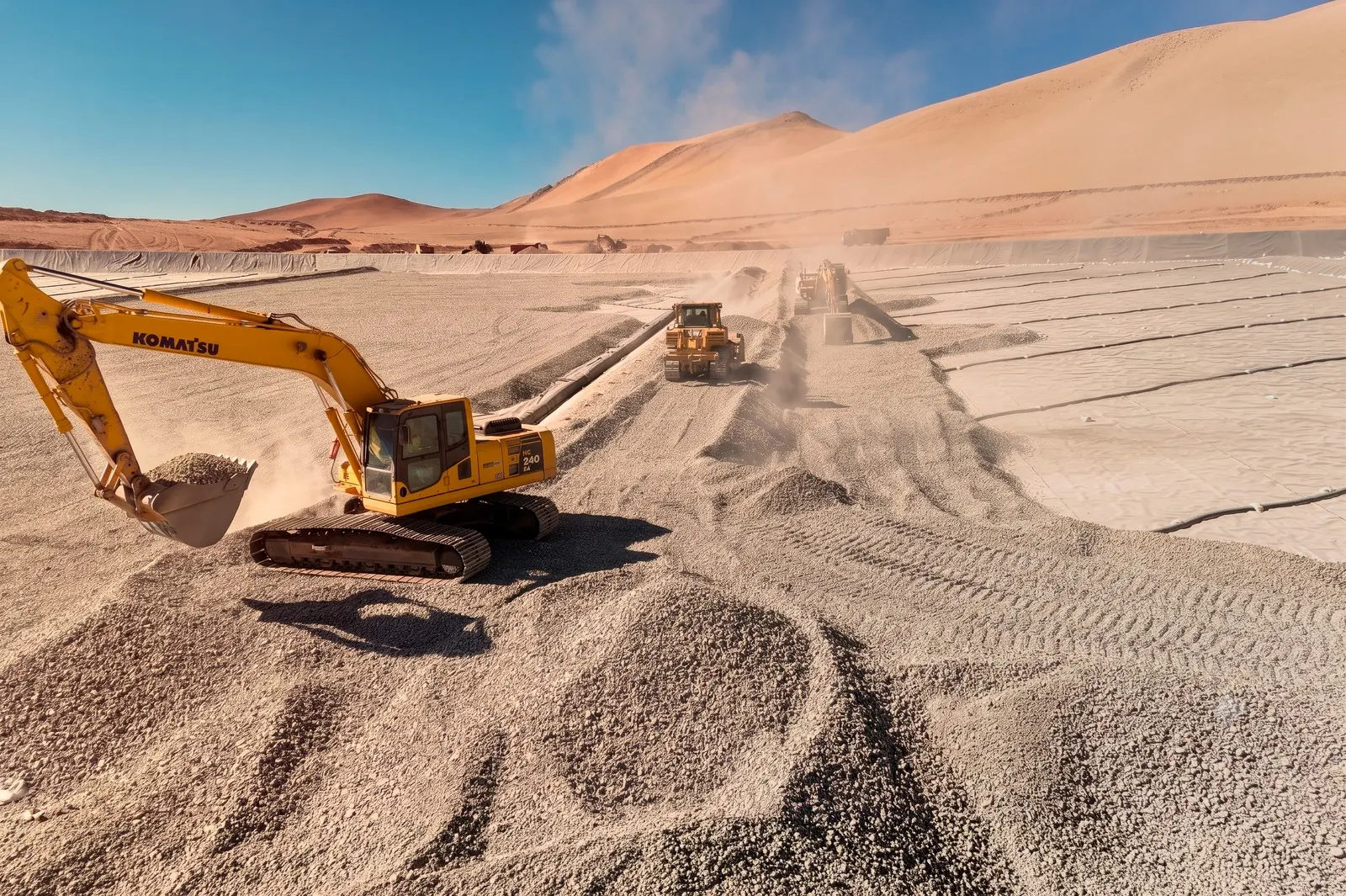 Camiones mineros operando en un tajo