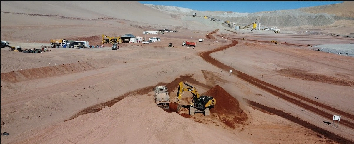 Operario realizando mantenimiento con herramienta
